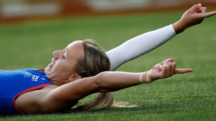 AFLW R12 | Dog digs deep for pocket pearler